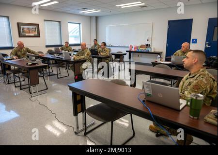 I membri del Materiel Management Advisory Group della Guardia Nazionale aerea discutono nella classe Logistics Readiness Squadron 167th a Shepherd Field, Martinsburg, West Virginia, 25 agosto 2022. I membri hanno viaggiato da sedi in tutti gli Stati Uniti per partecipare alla riunione di tre giorni che ha incluso una visita al National Guard Bureau. Foto Stock