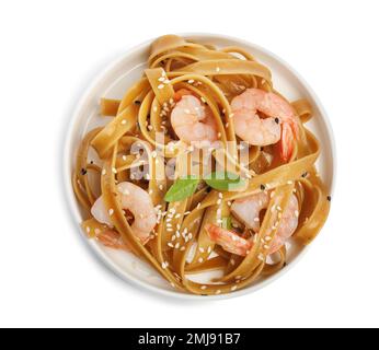 Piatto di gustose tagliatelle di grano saraceno con gamberetti isolati su bianco, vista dall'alto Foto Stock