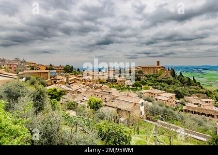 Montalcino su un colle della Val d'Orcia in Toscana. Foto Stock