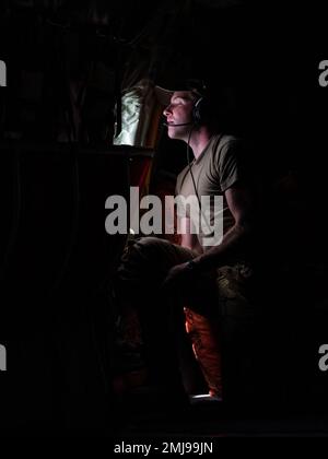 Kevin Foley, un operatore di boom con la 328th Air Refuelling Squadron, New York, guarda fuori la finestra di uscita di emergenza su un KC-135 Stratotanker 25 agosto 2022 prima di atterrare nella United States Indo-Pacific Command Area of Responsibility. Lo Stratotanker e l'equipaggio si trovavano nella zona per sviluppare relazioni con le forze aeree del Pacifico. Foto Stock