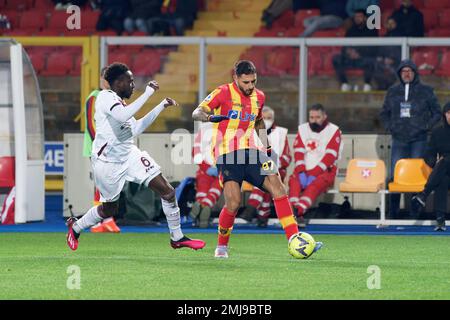 Lecce, Italia. 27th Jan, 2023. Giuseppe Pezzella (Lecce USA) e Junior Sambia (Salernitana USA 1919) durante la partita tra Lecce USA e Salernitana, calcio italiano Serie A match in Lecce, Italia, gennaio 27 2023 Credit: Independent Photo Agency/Alamy Live News Foto Stock