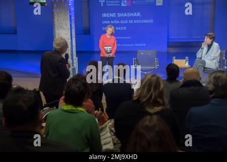 In occasione del mese della memoria dell'Olocausto e in collaborazione con il Centro Sefarad-Israele, abbiamo ricevuto Irene Shashar, sopravvissuto all'Olocausto, nel nostro auditorium, che ha condiviso la sua testimonianza in prima persona Irene Shashar non aveva ancora due anni quando i nazisti invasero la Polonia. Sperimenta visioni, lampi di memoria di situazioni terribili del passato in cui trascorse la sua infanzia: Nelle fogne e negli armadi di Varsavia. Suo padre fu assassinato davanti ai suoi occhi nel ghetto e sua madre riuscì a tenerla in vita, nascondendola dalla persecuzione, ma morì poco dopo la sconfitta del Foto Stock