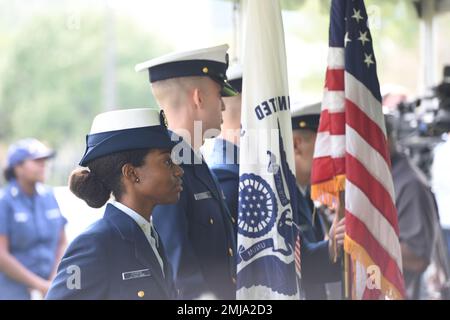 NEGLI STATI UNITI Il team della guardia di colore della Guardia costiera si trova all'attenzione prima di presentare i colori durante la cerimonia di dedicazione dell'edificio al Dr. Olivia J. Hooker a Cleveland, Ohio, 26 agosto. Il Dott. Olivia J. Hooker è stata la prima donna afroamericana a servire negli Stati Uniti Guardia costiera. Foto Stock