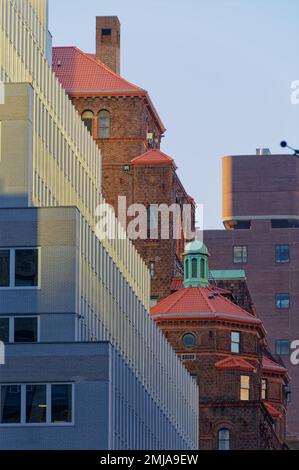 La ricca muratura policroma, le piastrelle rosse e le cupole con tetto in rame dell'NH Collection Hotel (22 e 38th Street) si distinguono per i vicini più moderni. Foto Stock