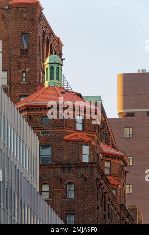 La ricca muratura policroma, le piastrelle rosse e le cupole con tetto in rame dell'NH Collection Hotel (22 e 38th Street) si distinguono per i vicini più moderni. Foto Stock