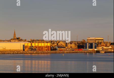 27 gennaio 2023. Peterhead, Aberdeenshire, Scozia. Questo mostra l'ultimo dei raggi dorati di sole che colpiscono l'area del porto di Peterhead con l'oro r Foto Stock