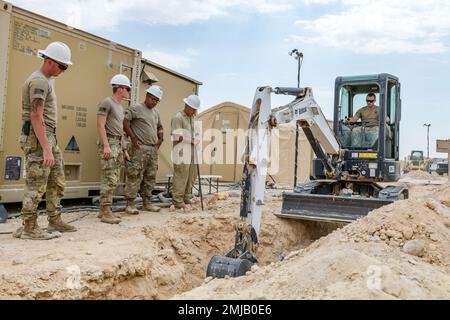 STATI UNITI Brian Johnston, un idraulico con la 1436th Engineer Vertical Construction Company, scava una trincea sulla base aerea del Principe Sultano, Regno dell'Arabia Saudita, 26 agosto 2022. L'EVCC 1436th amplia una varietà di 378th negozi DI ECOGRAFIE, tra cui gli impianti di alimentazione e acqua, il negozio di riscaldamento, ventilazione e aria condizionata, i pavimenti, e il negozio di attrezzature per l'edilizia e il negozio di strutture. Il negozio di impianti idrici e di alimentazione gestisce tutte le linee di alimentazione, stoccaggio e distribuzione del carburante e dell'acqua di PSAB. Per fare questo Airmen e soldati gestiscono l'impianto idraulico e di raccolta delle acque reflue Foto Stock