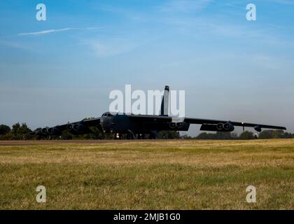 NEGLI STATI UNITI Air Force 23rd Expeditionary Bomb Squadron B-52H Stratofortress taxi per la pista di RAF Fairford, Regno Unito, prima di decollare in Svezia per un volo durante una missione Bomber Task Force 27 agosto 2022. Le operazioni preprogrammate della Task Force Bomber sono condotte con i partner e gli alleati della NATO per dimostrare e rafforzare il nostro impegno condiviso per la sicurezza e la stabilità globale. Foto Stock
