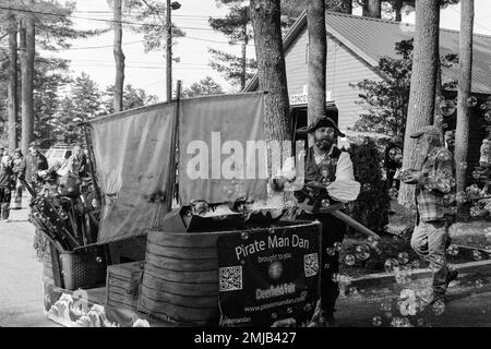 Il pirata Man Dan con la macchina delle bolle sulla sua nave a pieno gas che drappea i visitatori con orbe colorate e scintillanti al Deerfield Fair, New Foto Stock