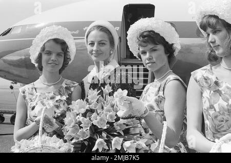 Netherland Storia: La star francese del cinema e il modello di moda Capucina (2nd da sinistra). Arrivo Schiphol; Data: 25 aprile 1962 Foto Stock