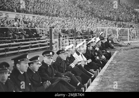 Netherland Storia: AJAX contro Feyenoord (trincea di polizia nello stadio); Data: 26 aprile 1962 Foto Stock