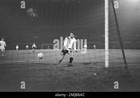 Netherland Storia: AJAX contro Feyenoord 4-2 gioco momento; Data: 26 aprile 1962 Foto Stock