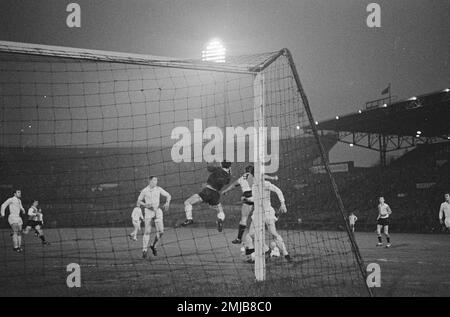 Netherland Storia: AJAX contro Feyenoord 4-2 gioco momento; Data: 26 aprile 1962 Foto Stock