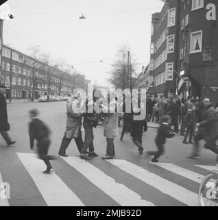 Netherland Storia: Nozems (hoodlums) sconvolgono due minuti di silenzio per commemorare coloro che sono morti nella seconda guerra mondiale; Data: 4 maggio 1962 Foto Stock