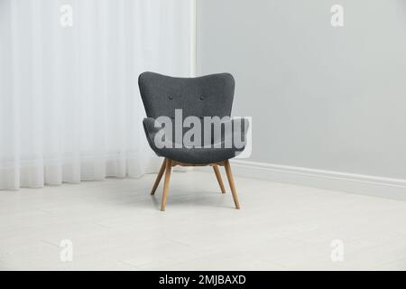 Comoda poltrona vicino alla finestra interna. Elemento interno elegante Foto Stock