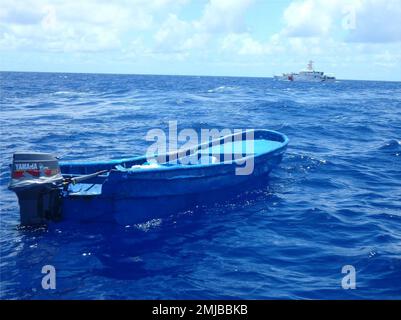 La Guardia Costiera Cutter Heriberto Hernandez interdice una barca di 22 piedi di fortuna che trasportava 20 domenicani e un haitiano durante un viaggio illegale nelle acque a nord-ovest di Aguadilla, Puerto Rico 26 agosto 2022. L'interdizione è il risultato degli sforzi in corso a livello locale e federale a sostegno del CBIG (Caribbean Border Interagency Group). (STATI UNITI Guardia costiera foto) Foto Stock