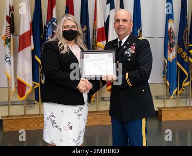 Timothy Walsh, vice comandante degli Stati Uniti Army Medical Logistics Command, presenta Pam Wetzel con una certificazione di apprezzamento per il suo sostegno alla Giornata dell’uguaglianza delle Donne di AMLC il 26 agosto a Fort Detrick, Maryland. Foto Stock