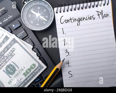 Notebook e matita con la parola piano contingenze. Concetto aziendale. Foto Stock
