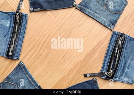 Telaio in jeans tasche sul tavolo, piatto. Spazio per il testo Foto Stock