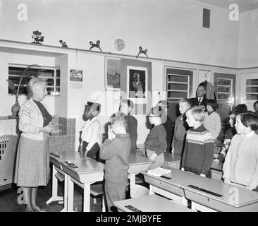 Netherlands Storia: Commemorazione della principessa Wilhelmina nelle scuole, studenti olandesi in un'aula alla scuola di Vondelschool; Data: 7 dicembre 1962 Foto Stock