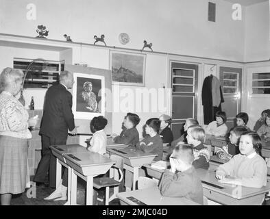 Netherlands Storia: Commemorazione della principessa Wilhelmina nelle scuole, studenti olandesi in un'aula alla scuola di Vondelschool; Data: 7 dicembre 1962 Foto Stock