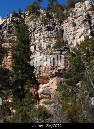 Scogliere di arrampicata su roccia a Tonto Natural Bridges, Arizona Foto Stock