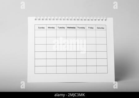 Calendario cartaceo vuoto su sfondo grigio. Concetto di pianificazione Foto Stock