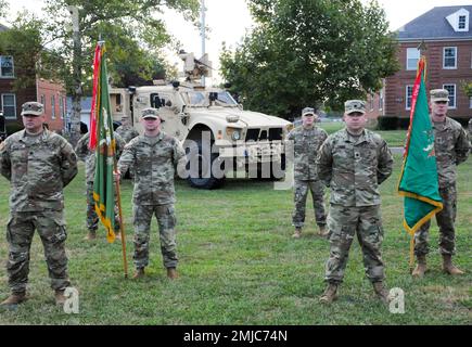 Gli Stati Uniti Il comando di polizia militare del 200th della Riserva dell'esercito ha dato il benvenuto a Brig. Il generale Cary Cowan Jr. Come suo nuovo generale comandante durante una cerimonia di cambio di comando del 26 agosto sulla base congiunta McGuire-Dix-Lakehurst, New Jersey. Cowan assunse il comando del Major Gen. John Hussey durante la cerimonia, presieduta dal Major Gen. Gregory Mosser, USA Comando dell'esercito di riserva vicecomandante generale. Foto Stock