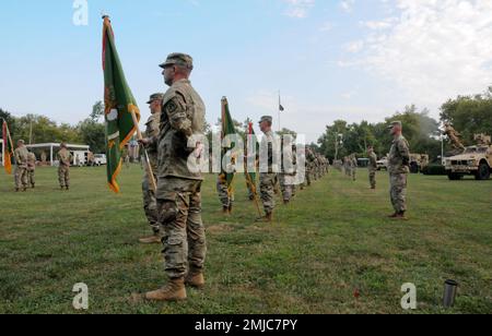 Gli Stati Uniti Il comando di polizia militare del 200th della Riserva dell'esercito ha dato il benvenuto a Brig. Il generale Cary Cowan Jr. Come suo nuovo generale comandante durante una cerimonia di cambio di comando del 26 agosto sulla base congiunta McGuire-Dix-Lakehurst, New Jersey. Cowan assunse il comando del Major Gen. John Hussey durante la cerimonia, presieduta dal Major Gen. Gregory Mosser, USA Comando dell'esercito di riserva vicecomandante generale. Foto Stock