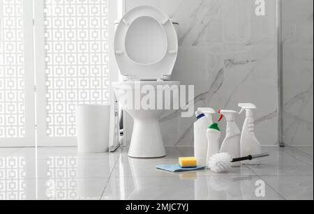 La casalinga è la pulizia del bagno wc in primo piano Foto stock - Alamy