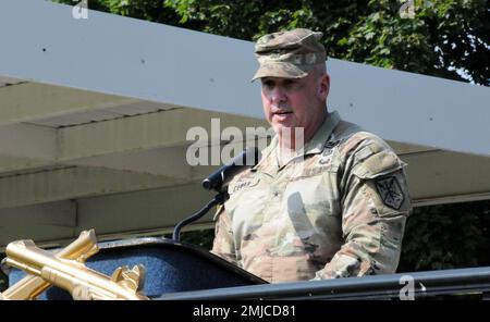 Gli Stati Uniti Il comando di polizia militare del 200th della Riserva dell'esercito ha dato il benvenuto a Brig. Il generale Cary Cowan Jr. Come suo nuovo generale comandante durante una cerimonia di cambio di comando del 26 agosto sulla base congiunta McGuire-Dix-Lakehurst, New Jersey. Cowan assunse il comando del Major Gen. John Hussey durante la cerimonia, presieduta dal Major Gen. Gregory Mosser, USA Comando dell'esercito di riserva vicecomandante generale. Foto Stock