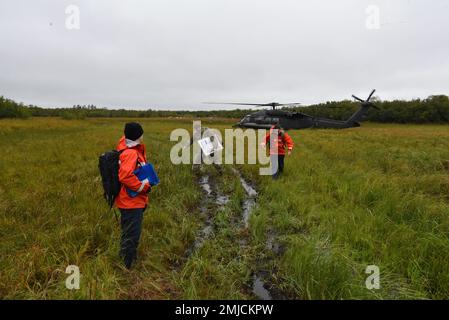 Un equipaggio di elicotteri della Guardia Nazionale dell'Alaska Army consegna membri della Guardia Costiera da Sector Anchorage e un reclutatore ANG ad una comunità remota vicino a Bethel Alaska, 26 agosto 2022. Le squadre composte da sei ispettori marini della Guardia Costiera hanno visitato un totale di 20 comunità e ispezionato circa 50 impianti di stoccaggio di combustibile all'ingrosso dal 22 al 30 agosto, con il trasporto da Bethel a comunità più remote fornito da tre membri della Guardia Nazionale dell'Alaska Armata e tre piloti di pattuglia dell'aria civile. Foto Stock