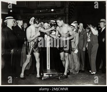 1936 , NEW YORK , USA: Il pugile MAX SCHMELING, campione tedesco nazista di peso maggiore ( 1905 - 2005 ), a destra in questa foto , con l'americano JOE LOUIS ( 1914 - 1981 ) ai pesi . La lotta con Louis è stata un evento culturale mondiale a causa della loro associazione nazionale e razzista . Fotografo sconosciuto .- SPORT - BOX - CAMPIONE D'Europa - campione europeo - PUGILATO - PESI MASSIMI - KOELBLIN - Hunk - sportivo - PUGILATO - PUGILE - ANNI TRENTA - '30 - FOTO STORICHE - STORIA - SALUTO ROMANO NAZISTA - NAZISMO - PESI - NAZISMO --- ARCHIVIO GBB Foto Stock