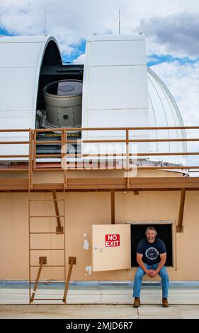 GAMMA MISSILI WHITE SANDS, N.M. – Steve Upton, 15th Space Surveillance Squadron, distaccamento 1 cyber Security Systems manager, si pone accanto a un sensore di sorveglianza spaziale profondo elettro-ottico a terra presso White Sands Missile Range, N.M., 26 agosto 2022. Come parte vitale della Space Surveillance Network, i sensori GEODSS 15th SPSS raccolgono dati metrici, il posizionamento dei satelliti e le misurazioni della magnitudine visiva. Foto Stock