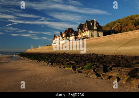 Case sulla spiaggia bagnata dalla luce del sole tardo pomeriggio di Trouville in Normandia Francia in Una bella giornata estiva con Poche nuvole nel cielo Foto Stock