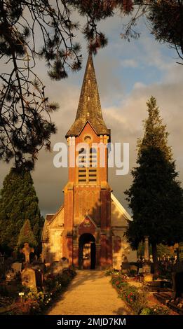 Chiesa di Saint-Martin di Beuvron-en-Auge bagnata dalla luce del tardo pomeriggio in Normandia Francia in Una bella giornata estiva soleggiato con Poche nuvole a T. Foto Stock