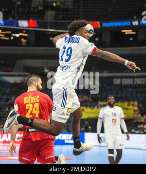 Benoit Kounkoud (Francia) contro il Montenegro. EHF Euro 2022. Round principale Foto Stock