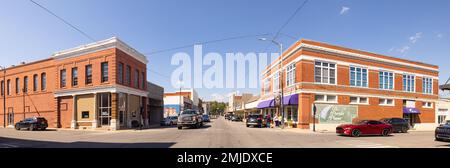 Poteau, Oklahoma, USA - 15 ottobre 2022: Il vecchio quartiere degli affari su Dewey Avenue Foto Stock