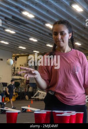 220827-N-VJ326-1113 SOUTH CHINA SEA (27 agosto 2022) – Intelligence Specialist 3rd Class Ariel Torres, da New York, gioca a un evento sponsorizzato da un morale, Welfare and Recreation (MWR) a bordo di un carrier d'assalto anfibio USS Tripoli (LHA 7), 27 agosto 2022. Tripoli opera nell'area delle operazioni della flotta 7th degli Stati Uniti per migliorare l'interoperabilità con alleati e partner e fungere da pronta forza di risposta per difendere la pace e mantenere la stabilità nella regione dell'Indo-Pacifico. Foto Stock