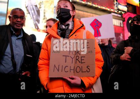 New York, NY- Gennaio 27th 2023: I manifestanti si riuniscono a Times Square per la morte di Tyre Nichols Credit: Katie Godowski / MediaPunch Foto Stock