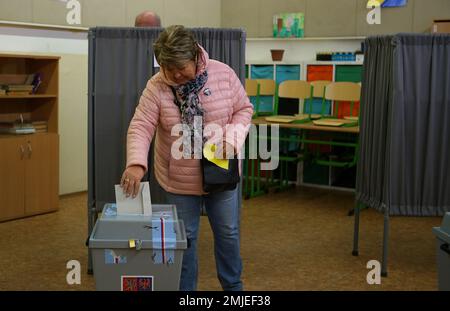 Praga, Repubblica Ceca. 27th Jan, 2023. Una donna lancia il suo voto durante il secondo turno delle elezioni presidenziali in un seggio elettorale a Praga, Repubblica Ceca, 27 gennaio 2023. Gli elettori della Repubblica ceca hanno iniziato a votare venerdì pomeriggio nel secondo turno delle elezioni presidenziali di quest'anno. Il primo turno si è tenuto il 13-14 gennaio. Credit: Dana Kesnerova/Xinhua/Alamy Live News Foto Stock