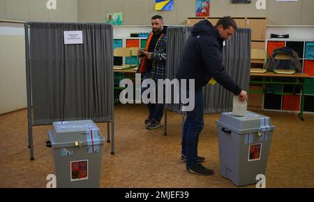 Praga, Repubblica Ceca. 27th Jan, 2023. Un uomo lancia il suo voto durante il secondo turno delle elezioni presidenziali in un seggio elettorale a Praga, Repubblica Ceca, 27 gennaio 2023. Gli elettori della Repubblica ceca hanno iniziato a votare venerdì pomeriggio nel secondo turno delle elezioni presidenziali di quest'anno. Il primo turno si è tenuto il 13-14 gennaio. Credit: Dana Kesnerova/Xinhua/Alamy Live News Foto Stock