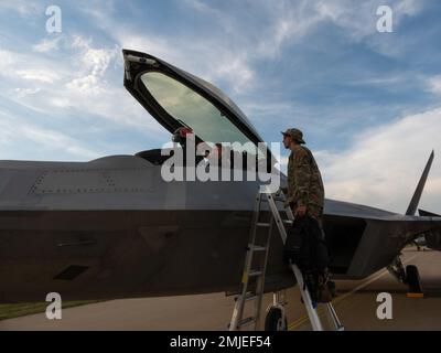 STATI UNITI Air Force F-22 l'equipaggio Raptor assegnato al 90th Expeditionary Fighter Squadron si prepara per il decollo al Slovak International Air Fest, 27 agosto 2022. La partecipazione del Raptor segna la prima vetrina del F-22s al festival aereo internazionale slovacco e rafforza il fermo impegno e sostegno degli Stati Uniti ai nostri alleati e partner della NATO. Foto Stock