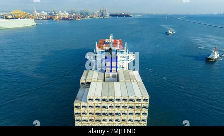 Stern della nave di carico che trasporta il contenitore e che funziona per le merci d'importazione dal porto del cantiere di carico al trasporto su ordinazione della tecnologia di concetto dell'oceano, la dogana c Foto Stock