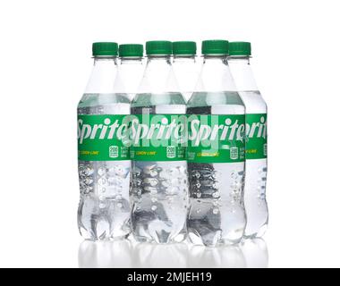 IRVINE, CALIFORNIA - 27 GENNAIO 2023: Una confezione da sei di soda al limone Sprite su bianco con riflesso in bottiglie trasparenti. Foto Stock