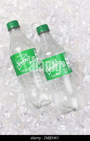 IRVINE, CALIFORNIA - 27 GEN 2023: Colpo di testa di due bottiglie di Sprite Limone Soda bottiglie trasparenti su un letto di ghiaccio. Foto Stock