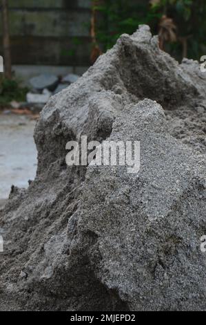 ritratto di dune di sabbia grigia come materia prima per la costruzione (muri, muri, case, e così via). Foto Stock