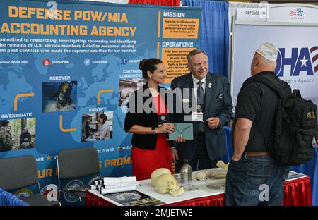 Kristina Schmidt, Defense POW/mia Accounting Agency (DPAA), specialista delle relazioni esterne di Outreach and Communications, e Johnie Webb, DPAA, vicedirettore di comunicazione e di sensibilizzazione, parlano della missione di DPAA durante la Convention Nazionale della Legione americana a Milwaukee, Wisconsin, 27 agosto 2022. I membri del DPAA si impegnano a ricercare, indagare, recuperare e identificare i resti del personale statunitense che manca dai conflitti passati. Foto Stock