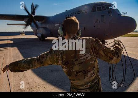 Airman 1st Class Ryker Kiselewski, 39th Airlift Squadron loadmaster, libera le eliche durante un avviamento del motore di un C-130J Super Hercules durante l'esercizio Patriot Fury alla Naval Air Station Fort Worth, Texas, 27 agosto 2022. L'eliminazione delle eliche durante l'avviamento del motore è un elemento essenziale per garantire la sicurezza del personale. Foto Stock