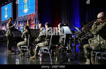 I membri della Ohio National Guard's 122nd Army Band suonano durante la National Guard Association of the United States 144th General Conference & Exhibition il 27 agosto 2022 presso il Greater Columbus Convention Center di Columbus, Ohio. La conferenza annuale NGAUS è stata organizzata in Ohio, con oltre 5.000 membri dell'esercito, funzionari eletti e rappresentanti dell'industria presenti. Foto Stock